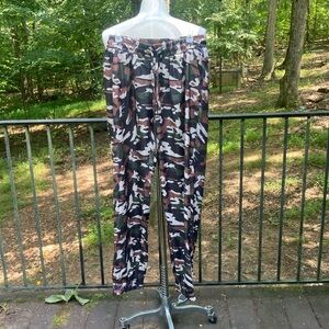 Zanzea green camouflage pull on pants (pulls shown) sz. XXXL (kids size)
